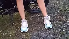 Enseñando Sus Tetas y Coño en Público