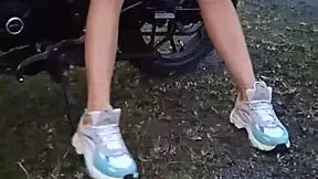 Enseñando Sus Tetas y Coño en Público