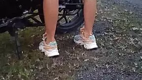 Enseñando Sus Tetas y Coño en Público