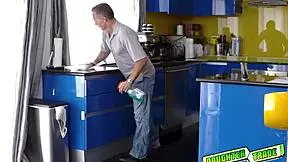 شابة حارة تمص زب جدها وتدعه ينيك كسها