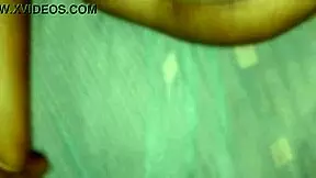 Mi vecina hermosa de 19 me modela en bragas y me invita a follar su jugoso co�o