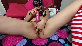 فتاة لاتينية 18+ ساخنة تُنيك نفسها بديلدوها الأول، تئن وهو ينزلق في كسها الرطب