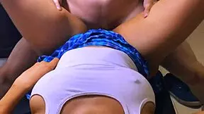 La madrastra de mi amiga tenía senos enormes, no podía dejar de mirarlos en la cena. Ella se dio cuenta y sonrió!