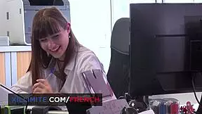 La adolescente francesa de 18+ Luna Rival se folla anal en el escritorio.