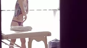 Dirty Flix hétvége Mirta olajos masszázsával indul. Gyorsan kemény kutyapózba fordul az asztalon.