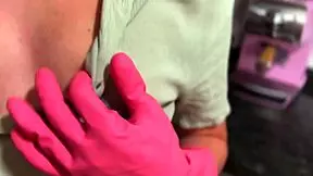 follo asistenta en cocina mientras mujer ve tv