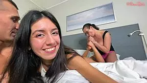 Гръдата 40-годишна икономка в розови гащички лиже крака и пъха език в тесния задник на господарката. Доминира красивата господарка с сурова страст.