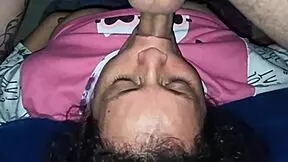 Madura milf le gusta chupar verga y beso negro para el amigo de su hijo con rimjob, face fucking, blowjob, cumshot, and ass fucking.