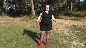 JADE BELLE FEMME AUX �NORMES SEINS SE FAIT SODOMISER