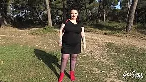 JADE BELLE FEMME AUX �NORMES SEINS SE FAIT SODOMISER