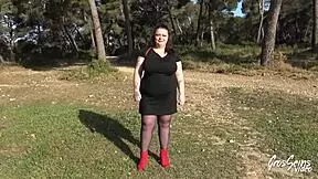 JADE BELLE FEMME AUX �NORMES SEINS SE FAIT SODOMISER