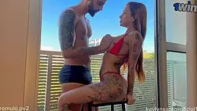 estávamos prontos para descer para piscina do condomínio ele pediu pra me foder na sacada - romulo pontess