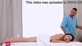 Slim4k rögzíti az érett masszőrt, ahogy analba merül a lelkes klienssel