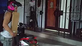 tengo a mi mejor amiga de perrito pidiendo leche por su culo apretado