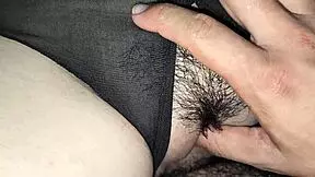 jugando con el coño de mi hermanastra mientras ve porno mira como lo tiene