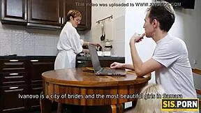 ओएमजी, मैं ब्लॉन्ड हूं जो स्किल्स चूस रही हूं और स्टेपब्रो से ड्रिल्ड हो रही हूं