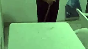 Oye nena, mientras limpias, ¿me das una mamada rápida? ¡Esto se pone gracioso con mi novia colombiana!