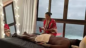 Massagista asiática faz massagem relaxante em negro dotado que não resistiu e gozou dentro da buceta da latina gostosa - lina nakamura