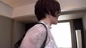 小柄な日本人ガールが騎乗位で激しく乗りまくって顔射！