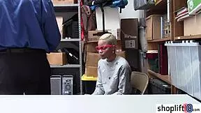 فتاة مراهقة سوداء صيدت تسرق، مكشوفة من شرطي في العمل