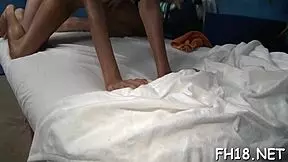 vroča 18-letna lepotica doživi zapeljivo nuru masažo