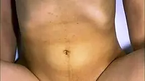 La madrastra de su amiga se sintió nerviosa al ver al hombre atractivo en la entrada