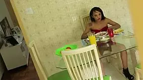 Padrasto filma enteada almoçando sem calcinha em voyeur amateurs.
