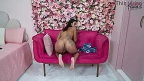 Meia-irmã Safada in Pink Room Rubs Pussy, Uses Huge Dildo, and Even a Cucumber! 😲