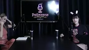 Safada demonstrates her moans showing breasts and tattoos after making truffles and getting sucked in bathroom