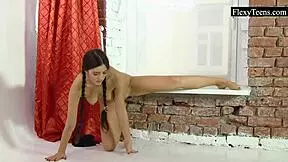 Tonja's energetic flexibility show on video
