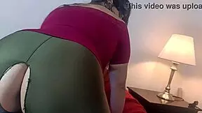 la mejor amiga de mi esposa me seduce con su enorme cameltoe feliz me chupa la verga 1