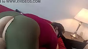 la mejor amiga de mi esposa me seduce con su enorme cameltoe feliz me chupa la verga 1