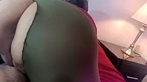 la mejor amiga de mi esposa me seduce con su enorme cameltoe feliz me chupa la verga 1