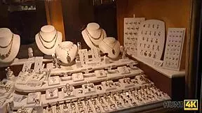 Hunt4k baise pour la bague de fiançailles.