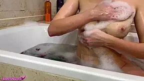 Girl, fondle your big ass pussy in the bath to orgasm