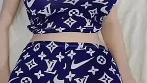 moja pastorka počiva v pižami, ne morem upreti dotikanju njenega vročega telesa