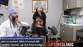 Fremmede kveler og dominerer med leker i urettferdig natt backstage.