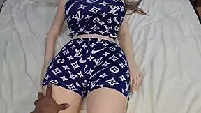 mi hermanastra descansando con pijama, no puedo resistir tocar su cuerpo caliente