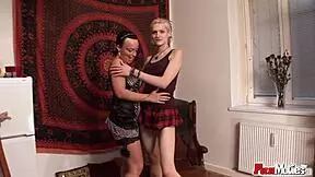 Bisexual Babe Toyed Hard in Groupsex Session, Wow! 😍