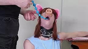 Ponizna BDSM prašičja sužnja liže rit svojega gospodarja, tako umazano! 😱