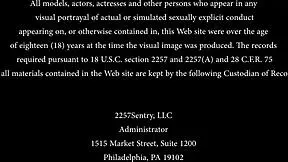 Ponizna BDSM prašičja sužnja liže rit svojega gospodarja, tako umazano! 😱