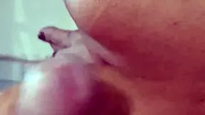 의붓엄마 집에서 의붓아들과 혼자 영화 보고 그의 자지 쥐고 싶어 애원해 사정하지 말라고