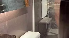 Vau, moja vroča pastorka mi dovoli tolči njen rit v prhi!