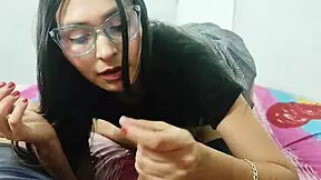 Stiefdochter verleidt stiefvader met hete rok