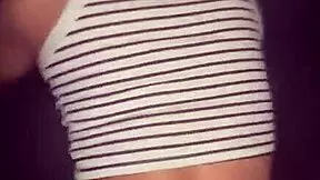 Golpeando a una sexy culona latina mientras habla con su novio infiel