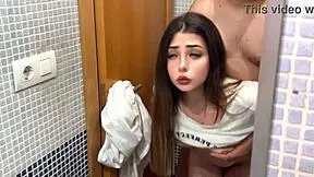 en el baño follo al amigo de mi novio con calor