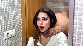 en el baño follo al amigo de mi novio con calor