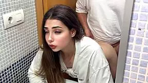 en el baño follo al amigo de mi novio con calor