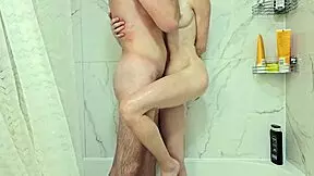 小さな18歳以上ブロンド少女がシャワーでタイトな体を洗いながら大声で喘ぐ