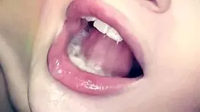 金髪ベイビーが屋外で若い18歳以上ルーキーに騎乗位デビュー